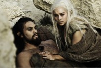 Jason Momoa tâm sự kỷ niệm hồi đóng 'Game of Thrones': ‘Tôi tưởng có lần Emilia Clarke suýt mất mạng!’