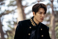 'Quân vương bất diệt' tiếp tục làm fan 'điêu đứng' với loạt ảnh 'nét căng' của Lee Min Ho