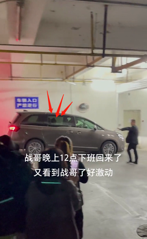 Trở về sau buổi diễn tập 'Như Mộng Chi Mộng', Tiêu Chiến phải khốn khổ vào khách sạn bằng đường tập kết rác