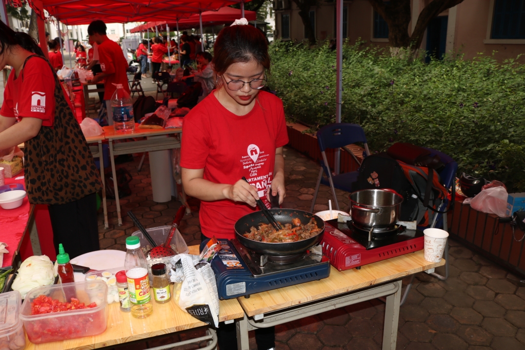 Hội chợ ẩm thực các nước nói tiếng Tây Ban Nha - Trải nghiệm khó quên cùng sinh viên Đại học Hà Nội