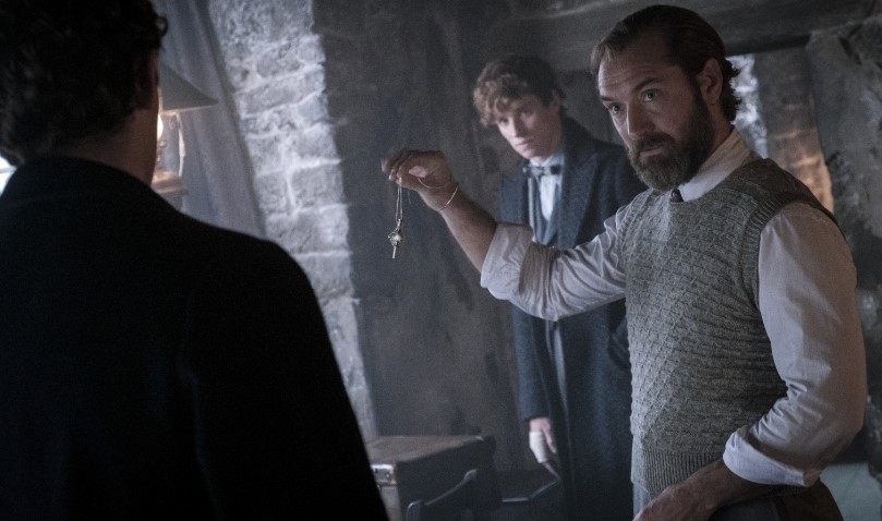 'Fantastic Beasts 3': Mads Mickkelsen bị chê đóng phản diện nhạt nhòa, không 'tình tứ' với Dumbledore