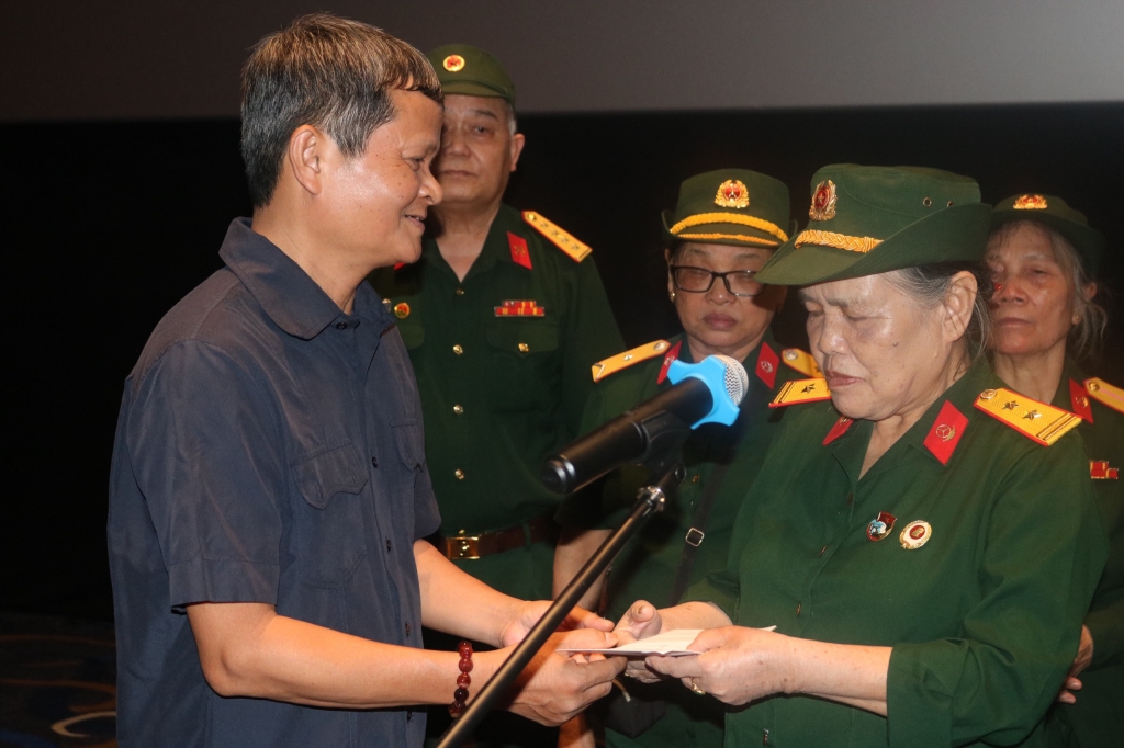 'Bình minh đỏ' - Phim về trung đội nữ lái xe Trường Sơn anh hùng ra mắt khán giả Hà Nội