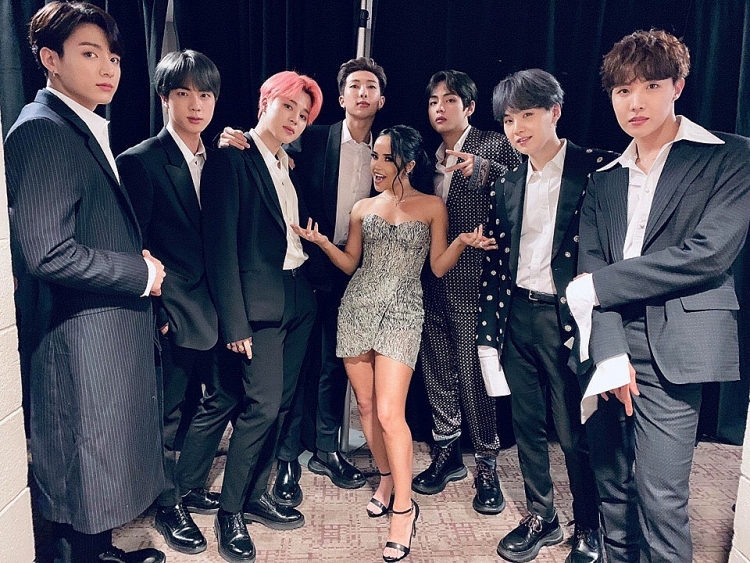 bts chay het minh cung halsey voi boy with luv tai billboards music awards 2019