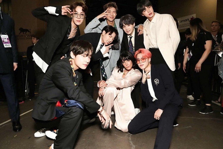bts chay het minh cung halsey voi boy with luv tai billboards music awards 2019