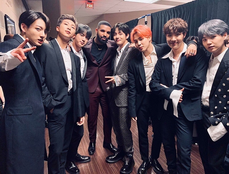 bts chay het minh cung halsey voi boy with luv tai billboards music awards 2019