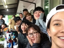 Song Ji Hyo khoe ảnh đi du lịch ngập tràn đồ ăn ngon với ê-kíp phim mới