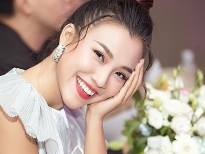 Hoàng Oanh xúc động nhớ lại kỷ niệm thời áo trắng khi quay về trường cũ chấm thi