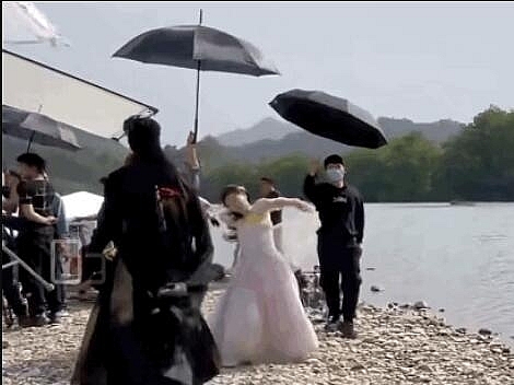 Ngu Thư Hân lộ cảnh khóa môi cùng Vương Hạc Đệ, 'quậy banh nóc' tại phim trường 'Thương Lan Quyết'