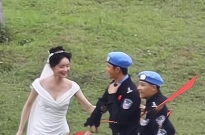 Vương Nhất Bác vui vẻ dắt tay cô dâu mới, chạm mặt Trương Triết Hạn trong 'Lực lượng gìn giữ hòa bình'
