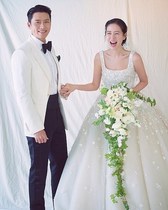Son Ye Jin và Ngô Thanh Vân mặc cùng 1 mẫu váy cưới, ai đẹp hơn?