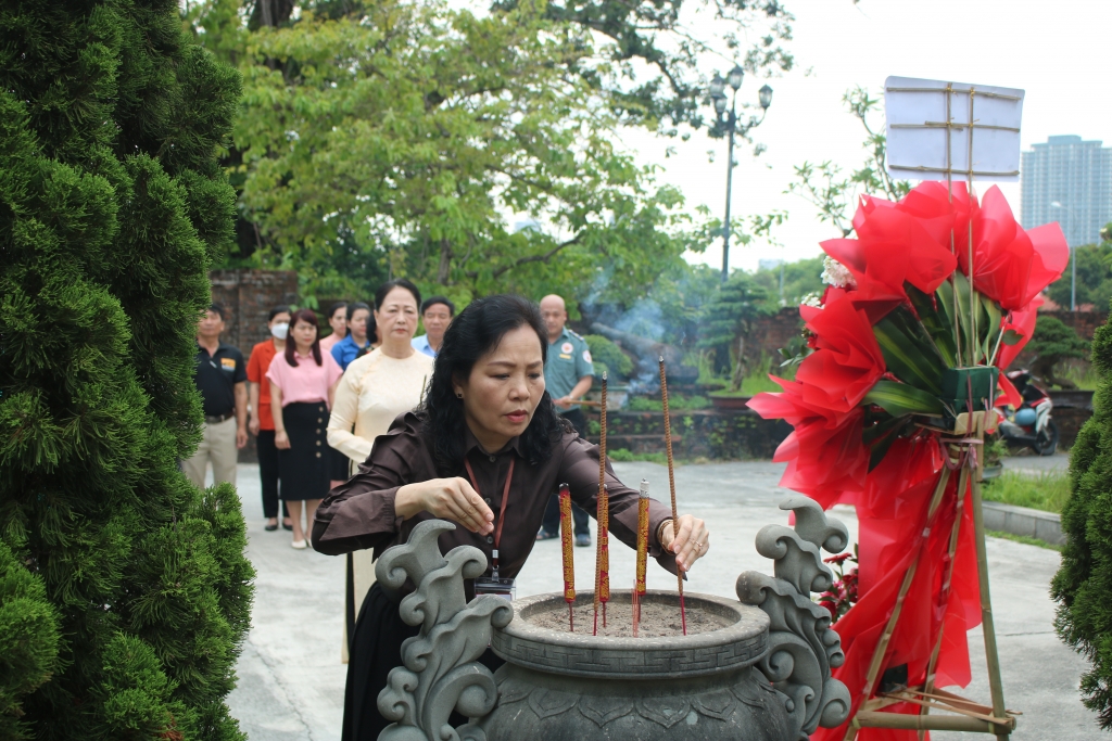 Ban tổ chức Liên hoan phim châu Á Đà Nẵng dâng hương tượng đài Danh tướng Nguyễn Tri Phương