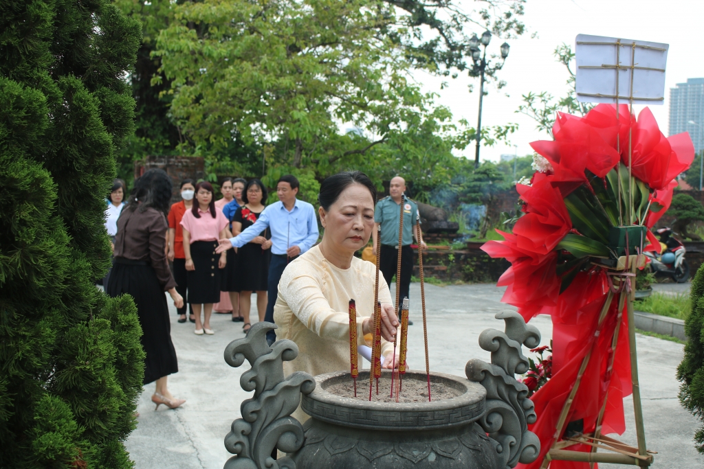 Ban tổ chức Liên hoan phim châu Á Đà Nẵng dâng hương tượng đài Danh tướng Nguyễn Tri Phương