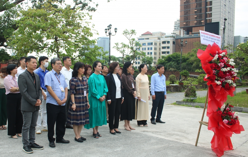 Ban tổ chức Liên hoan phim châu Á Đà Nẵng dâng hương tượng đài Danh tướng Nguyễn Tri Phương