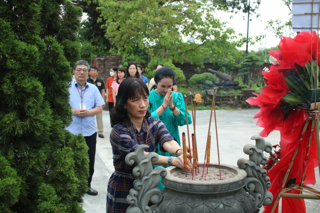 Ban tổ chức Liên hoan phim châu Á Đà Nẵng dâng hương tượng đài Danh tướng Nguyễn Tri Phương