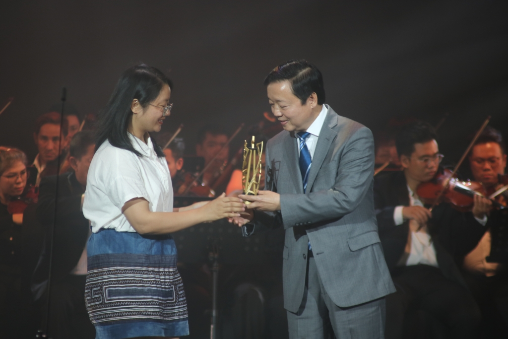 Trấn Thành cùng 'Nhà bà nữ' đại thắng 'LHP châu Á Đà Nẵng'