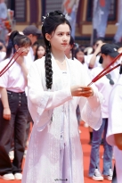 Trương Tịnh Nghi, Hồ Nhất Thiên công khai 'về với nhau' trong lễ khai máy 'Tích Hoa Chỉ'