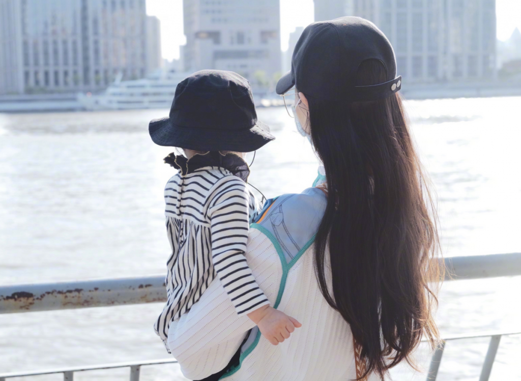 Đường Yên khoe ảnh chụp cùng con gái 1 tuổi, hạnh phúc bên La Tấn