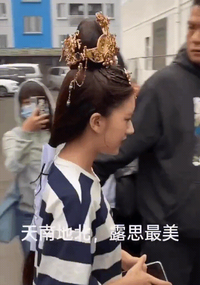Xuất hiện clip Triệu Lộ Tư vùng vằng, la hét gay gắt với fan nhưng vì sao  cả Weibo lại khen cô nàng nức nở?