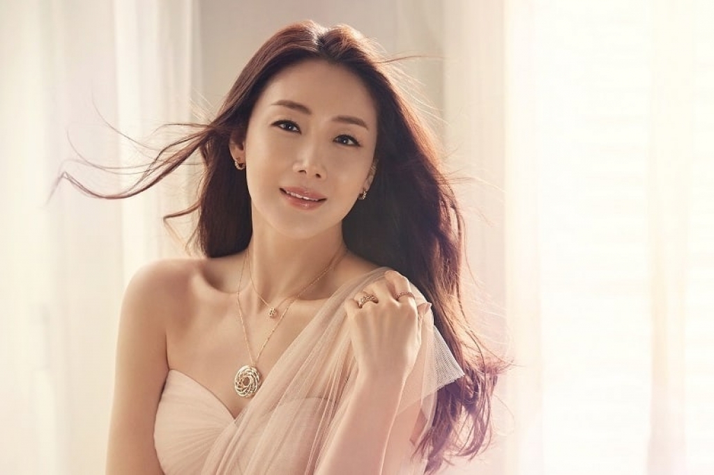 YG Entertainment phủ nhận tin chồng Choi Ji Woo ngoại tình