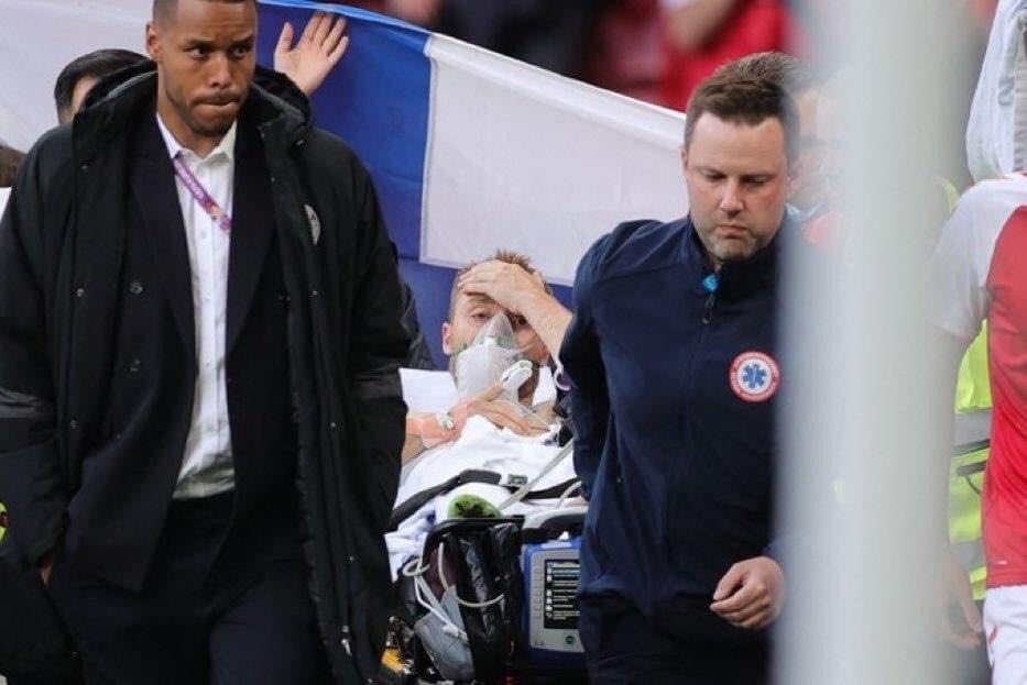 Sao Việt hoảng loạn, lo lắng trước giây phút tiền vệ Christian Eriksen của đội tuyển Đan Mạch gục ngã