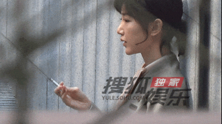 Mao Hiểu Đồng lộ ảnh 'phì phèo' hút thuốc một mình, nét mặt suy tư