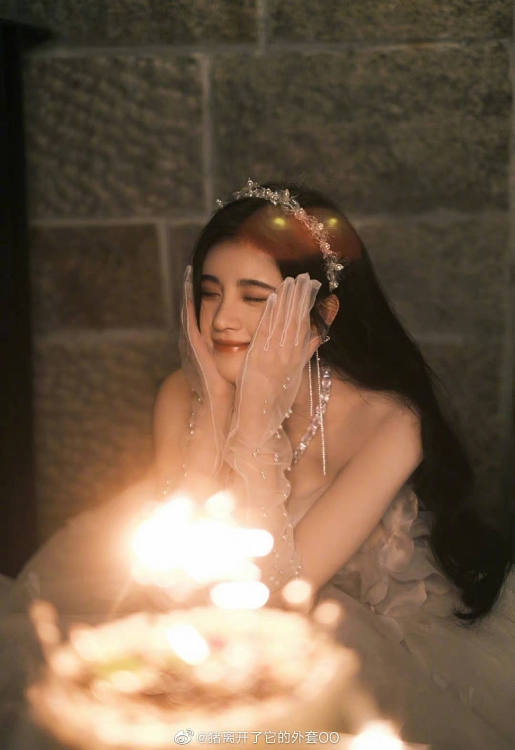 Cúc Tịnh Y xinh xắn, ngọt ngào trong loạt ảnh sinh nhật đón tuổi 27