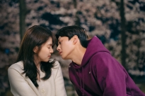 'Nevertheless' gây sốc khi mở màn với cảnh 'nhún nhảy' của Song Kang và Han So Hee