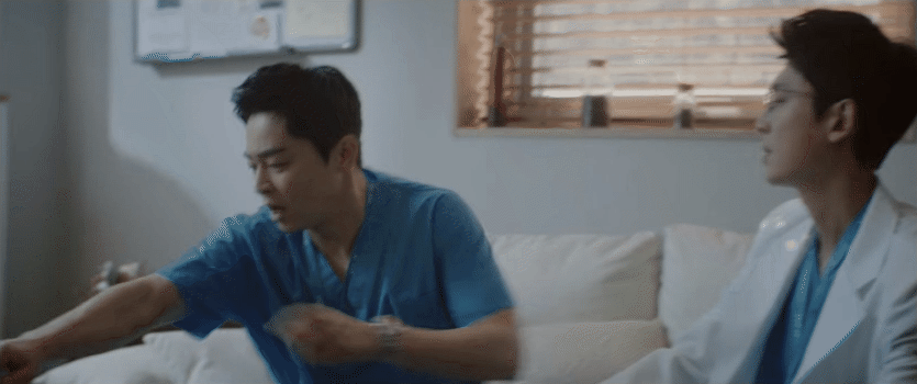 5 chi tiết siêu lố của Hospital Playlist 2 tập 1: Jun Wan bị ăn... giấy vệ sinh còn chưa hề bằng màn trừ tà với nước lọc! - Hình 2