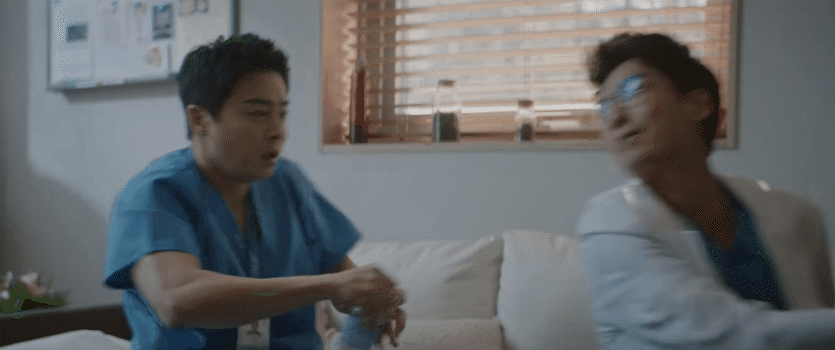 5 chi tiết siêu lố của Hospital Playlist 2 tập 1: Jun Wan bị ăn... giấy vệ sinh còn chưa hề bằng màn trừ tà với nước lọc! - Hình 3
