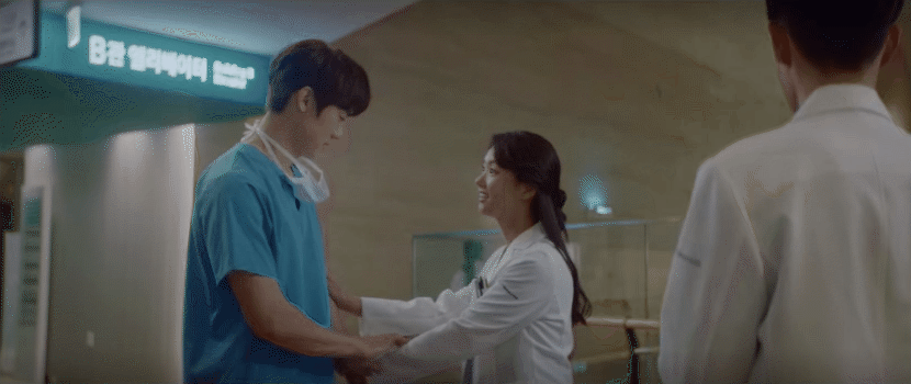 5 chi tiết siêu lố của Hospital Playlist 2 tập 1: Jun Wan bị ăn... giấy vệ  sinh còn chưa hề bằng màn trừ tà với nước lọc! - 5 chi tiet