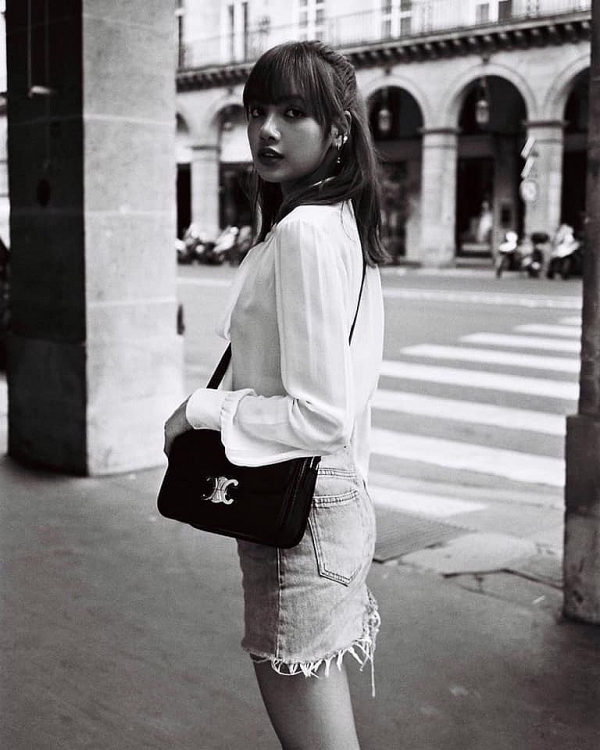 Paris - một điểm đến bí ẩn và cổ điển, Lisa đã mang đến những bức ảnh đầy mê hoặc, đầy kỳ lạ cùng vẻ đẹp lộng lẫy chính là điều được chờ đợi nhất.