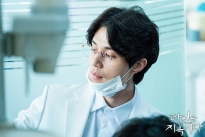Lee Dong Wook lạ lẫm với kiểu tóc mới trong phim kinh dị 'Hell Is other people'