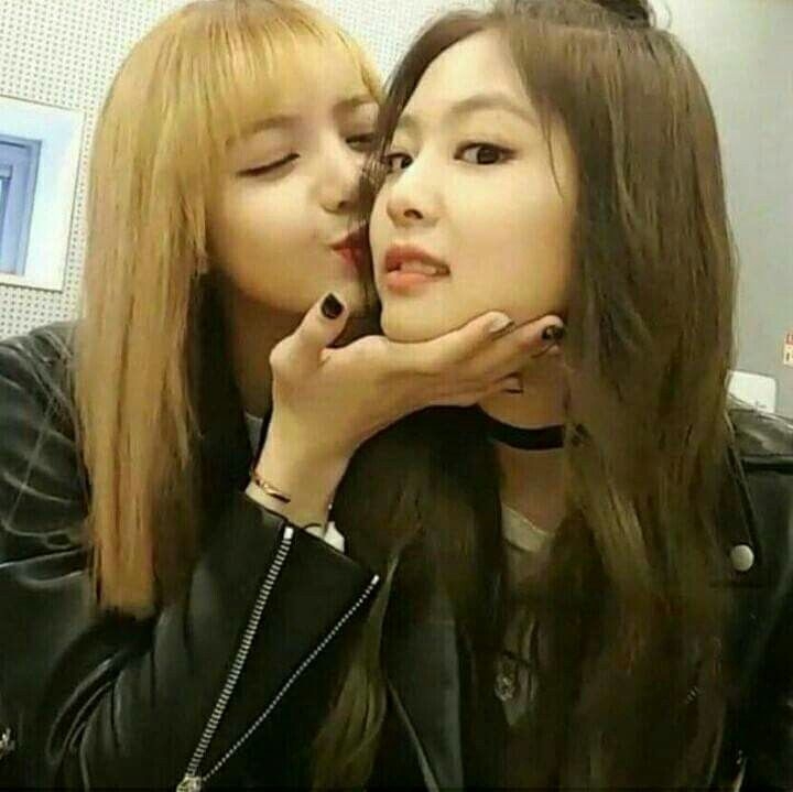 blackpink cung nhung tin don khien fan phat hoang