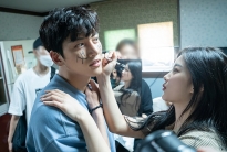 Ji Chang Wook và Kim Yoo Jung 'thân mật' bất thường trên phim trường 'Cửa hàng tiện lợi Saet Byul'