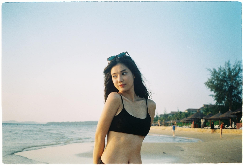 Giữa mùa dịch không được đi biển, sao Việt khoe ảnh bikini nóng bỏng 'chết người'
