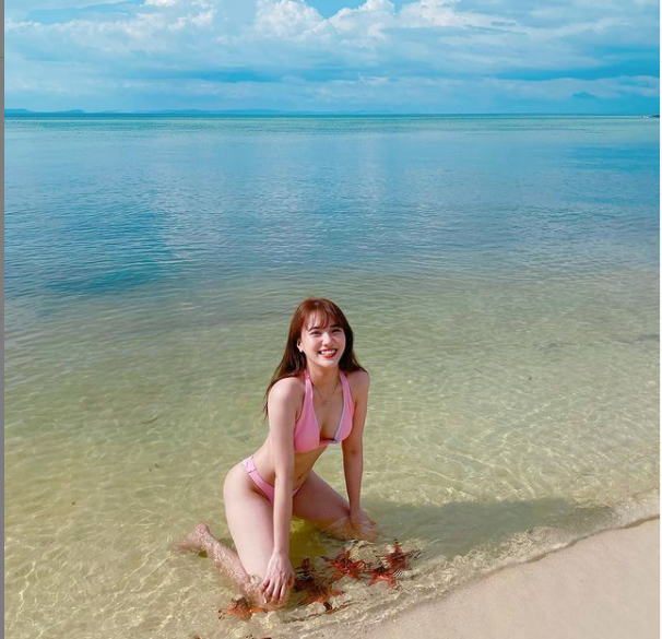 Giữa mùa dịch không được đi biển, sao Việt khoe ảnh bikini nóng bỏng 'chết người'