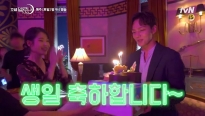 Hậu trường 'Hotel Del Luna': Quản lý 'số nhọ' Chan Sung 'cày cuốc' chăm chỉ được bà chủ Jang tặng bánh sinh nhật