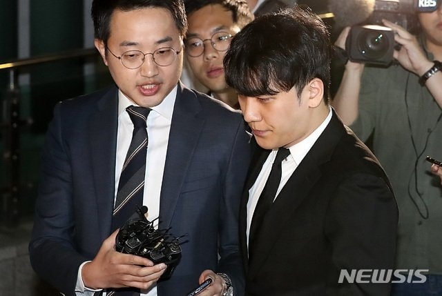(Nóng) - Nam ca sĩ Seungri bị kết án 3 năm tù giam, phạt 1 tỷ won