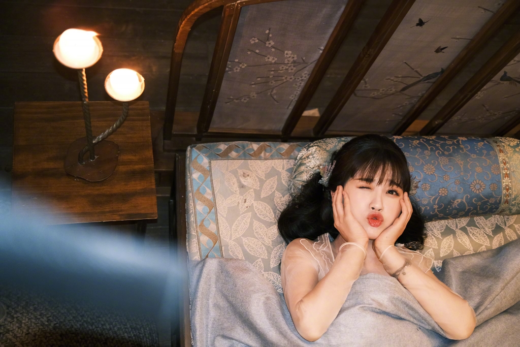 Ngu Thư Hân 'bắt' Vương Hạc Đệ làm 'phó nháy' trên phim trường 'Thương Lan Quyết'?