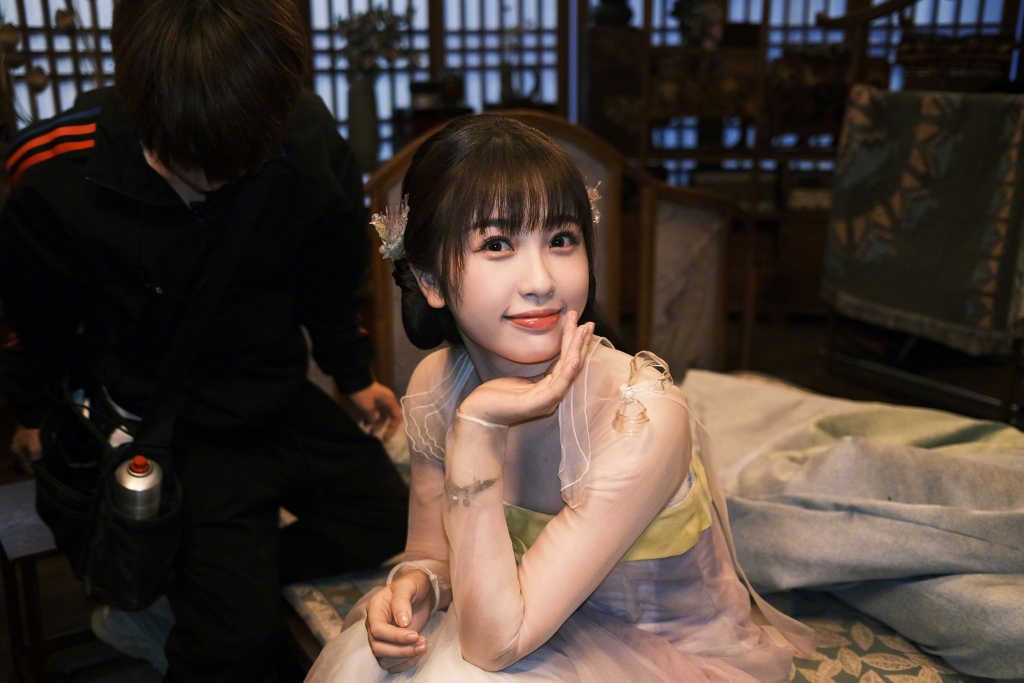 Ngu Thư Hân 'bắt' Vương Hạc Đệ làm 'phó nháy' trên phim trường 'Thương Lan Quyết'?