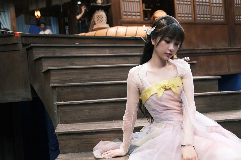 Ngu Thư Hân 'bắt' Vương Hạc Đệ làm 'phó nháy' trên phim trường 'Thương Lan Quyết'?