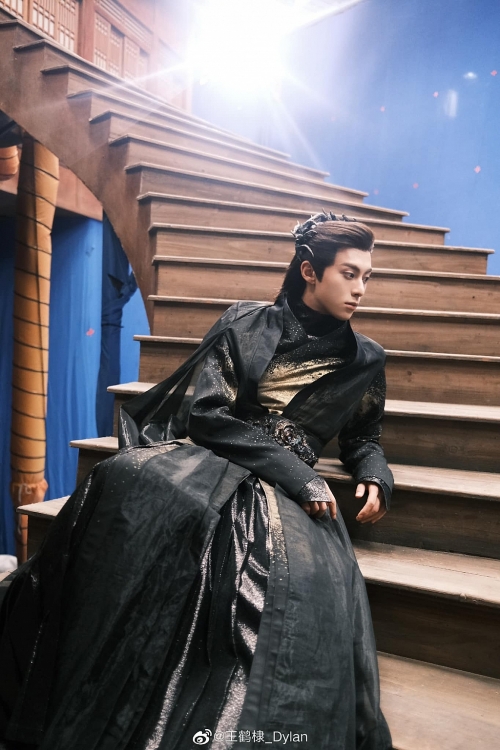 Ngu Thư Hân 'bắt' Vương Hạc Đệ làm 'phó nháy' trên phim trường 'Thương Lan Quyết'?