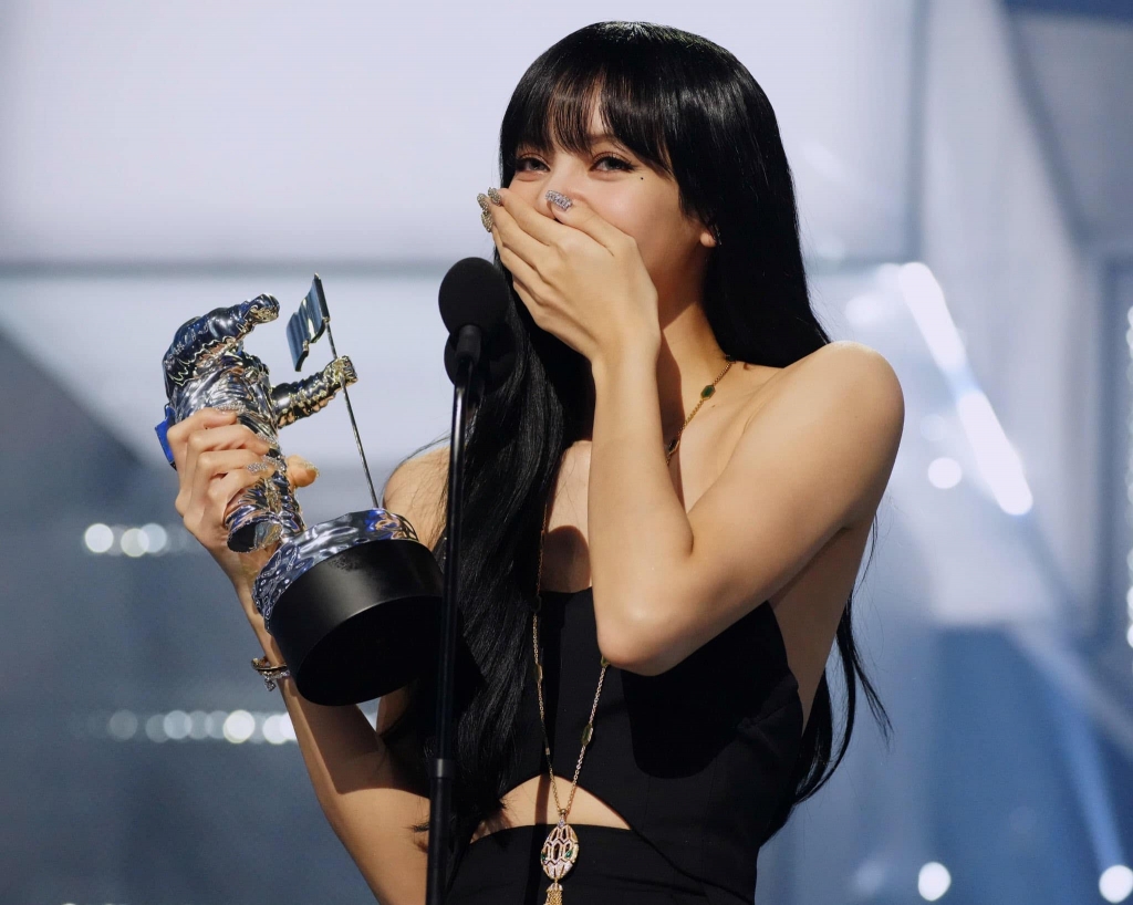 Lisa, K-pop, MTV VMAs, chiến thắng, fangirl: Những chiến thắng liên tiếp của Lisa và BLACKPINK tại MTV VMAs khiến cho cộng đồng K-pop hưng phấn.Hãy để mình ngập tràn cảm xúc cùng với người hâm mộ bằng việc xem hình ảnh của Lisa nhận chiến thắng và trở thành nữ idol đỉnh nhất của MTV.