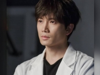 Ji Sung trở lại một cách 'xuất thần' trong 'Doctor John-Bác sĩ John' khiến hậu bối phải ‘giật mình’