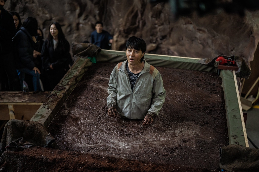 Sinkhole: ‘Bom tấn’ thảm họa của Lee Kwang Soo hẹn khán giả sau 'giãn cách'