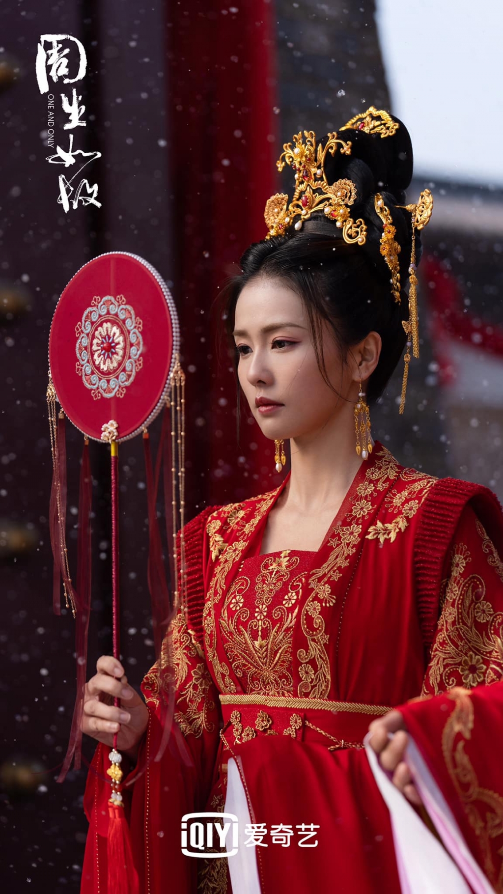 Bạch Lộc được cư dân mạng là khen là 'nữ thần màu đỏ'