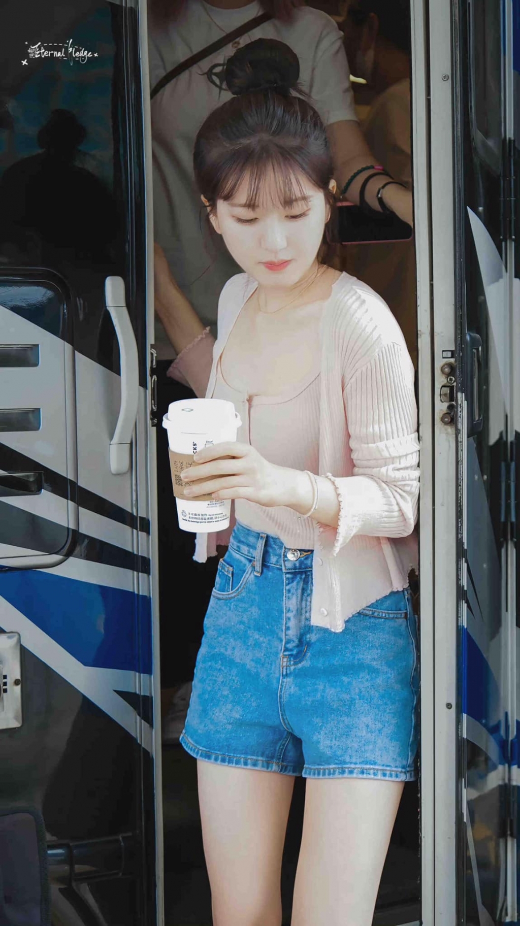 Triệu Lộ Tư gây sốt với phong cách thời trang đời thường, chị em xem là mê