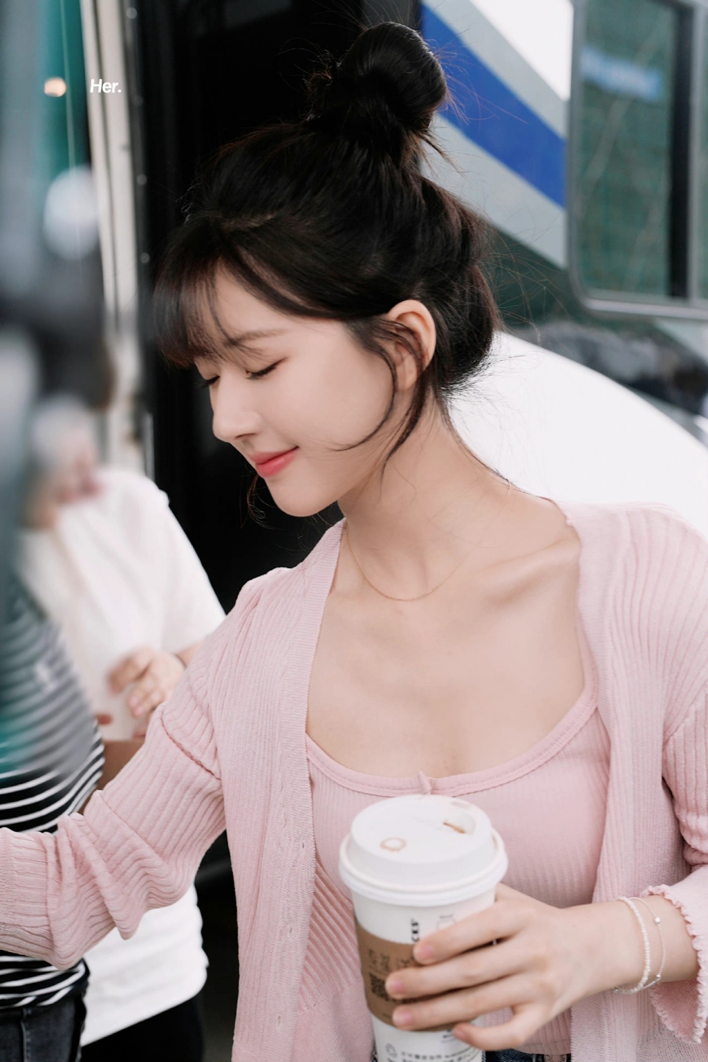 Triệu Lộ Tư gây sốt với phong cách thời trang đời thường, chị em xem là mê