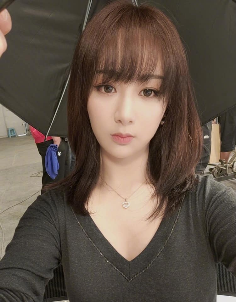 Dương Tử bị đào lại loạt hình selfie xinh như búp bê, khiến ai nấy cứ gọi là ngất ngây!