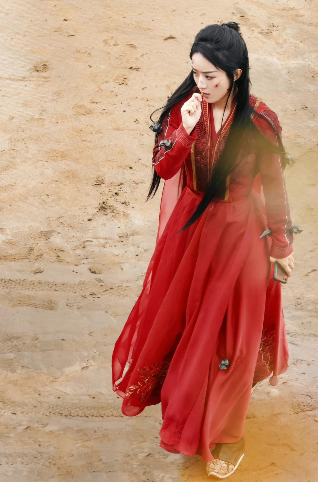 Từ cô gái thôn quê, Triệu Lệ Dĩnh 'rực đỏ' với trang phục táo bạo trong Dữ Phượng Hành